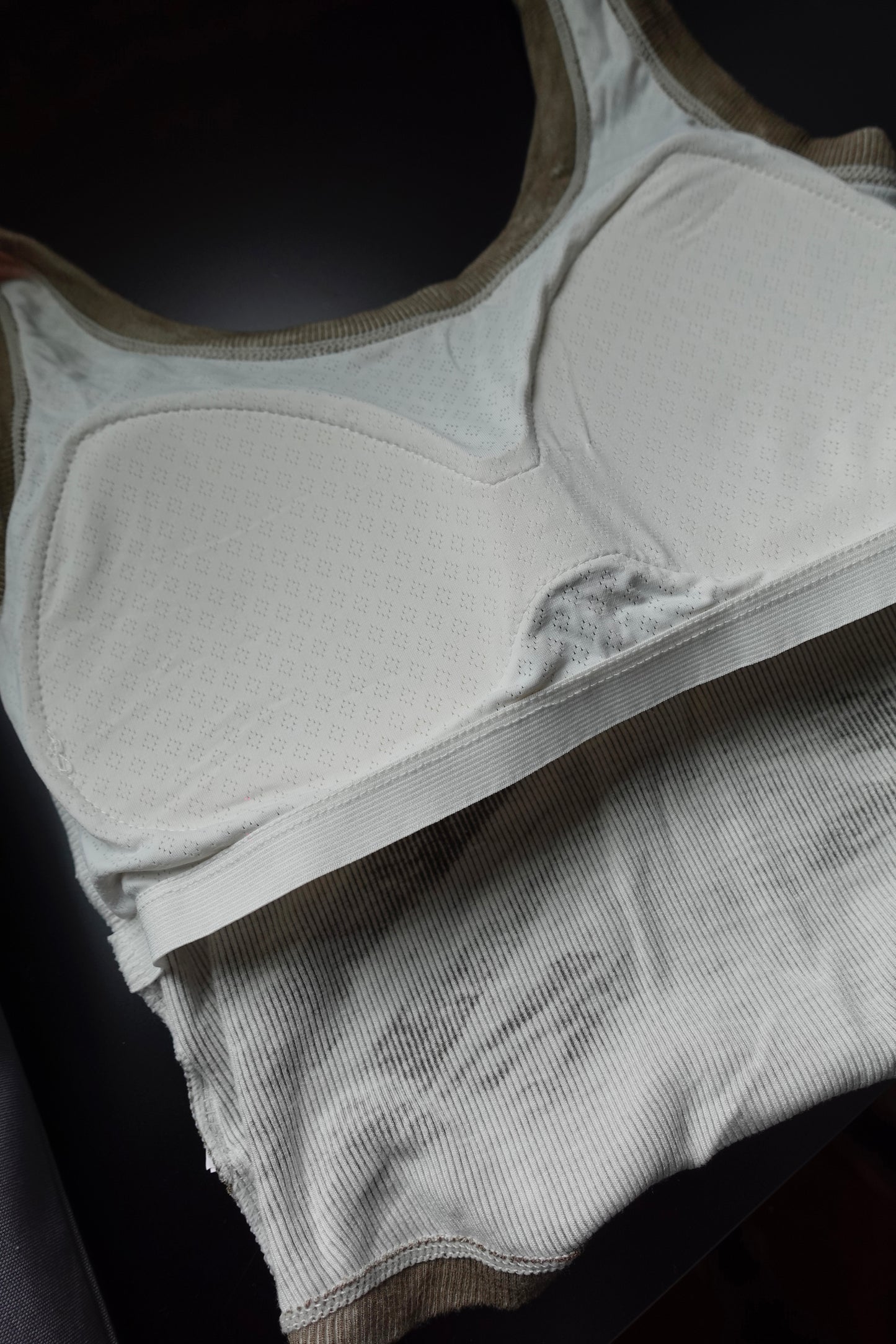 カップ付きタンクトップ