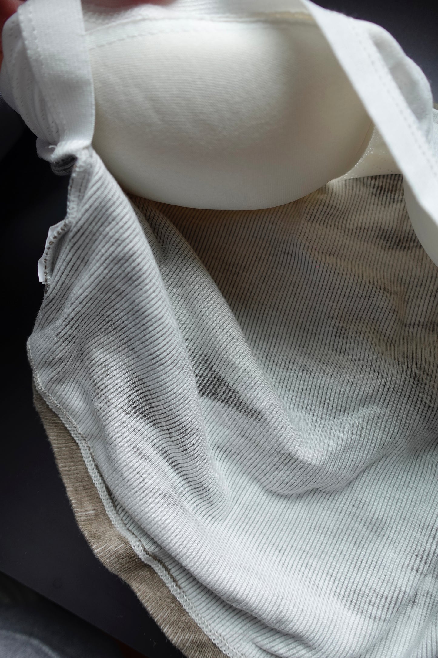 カップ付きタンクトップ